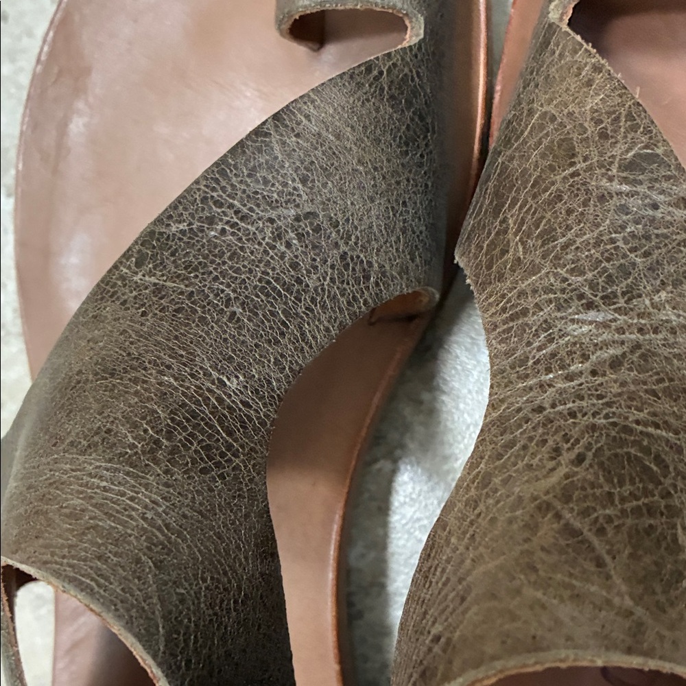 Gyduoo Olive and Tan Leather Toe-Loop Sandals for Women - Picture 4 of 8
